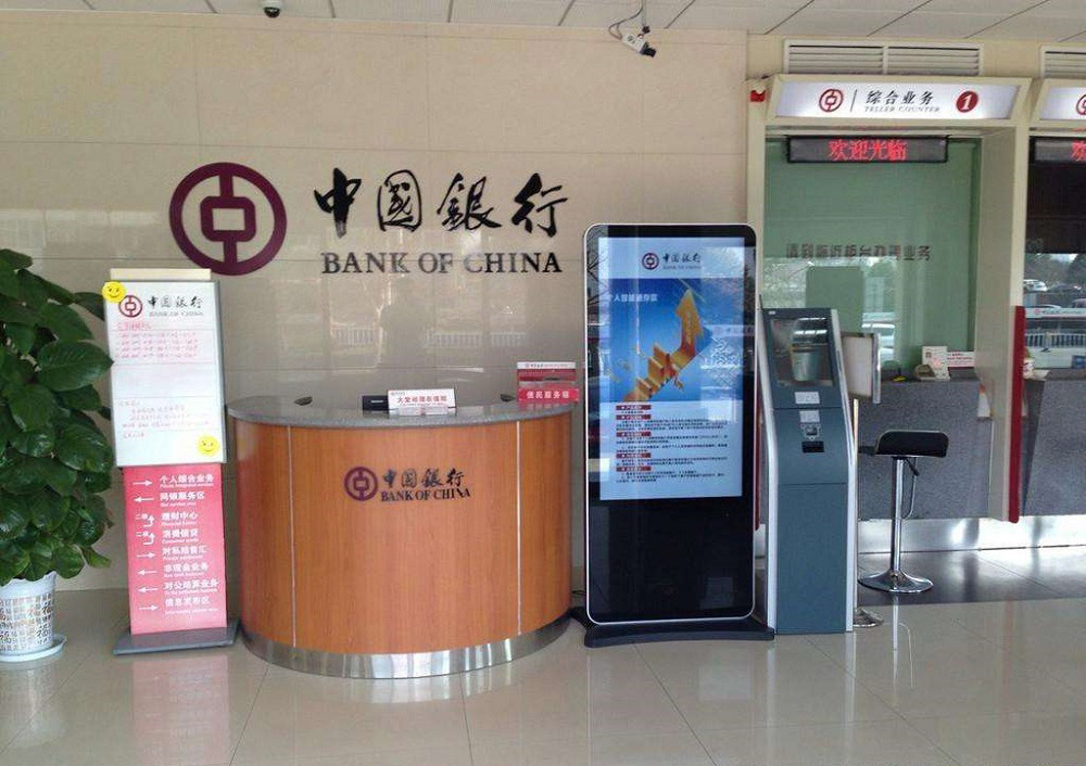 立式液晶廣告機(jī)